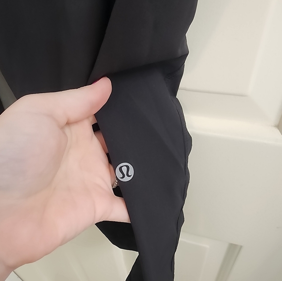 Lululemon Black Capri Pants Size 6 - Picture 3 of 4